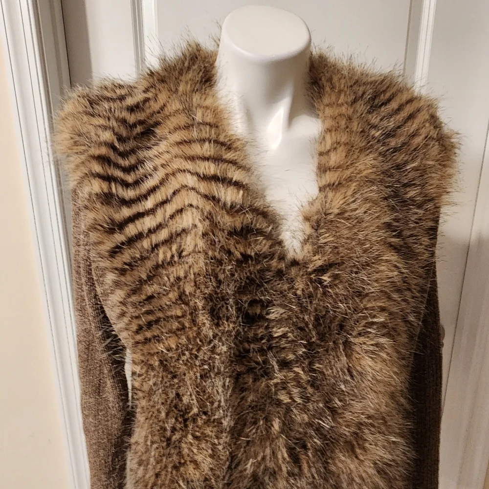 Lisa Intetnational XL Sweater With Faux Fur Collar